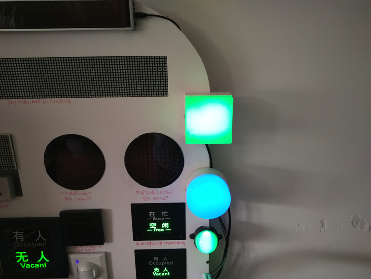 厕所有人/无人指示牌 