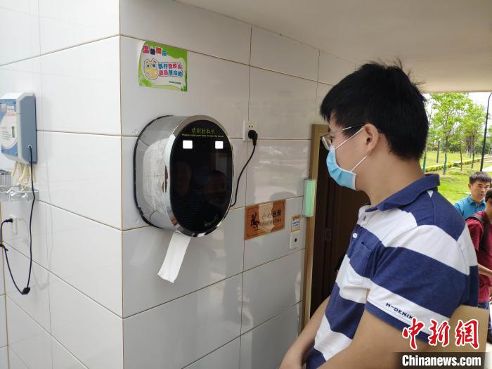 民众体验浏阳公厕里的智能刷脸取纸机。 王昊昊 摄