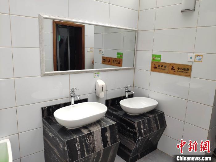 干净整洁的洗漱台。 王昊昊 摄
