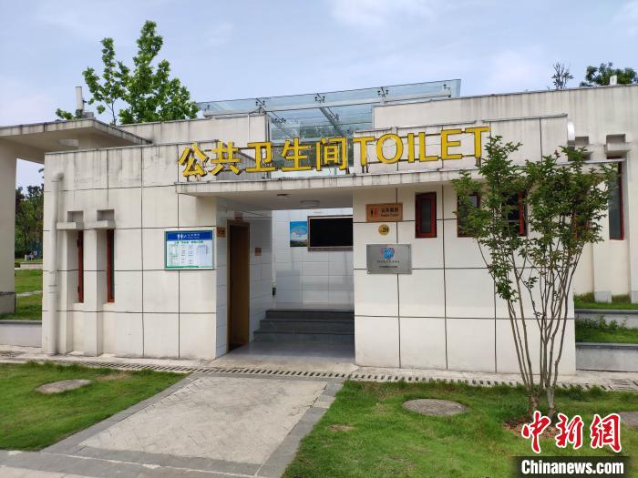 浏阳市政东广场上的19号公厕。 王昊昊 摄
